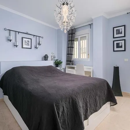 Beautiful Two Bedroom With Pool Apartment