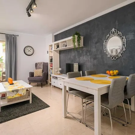 Beautiful Two Bedroom With Pool *